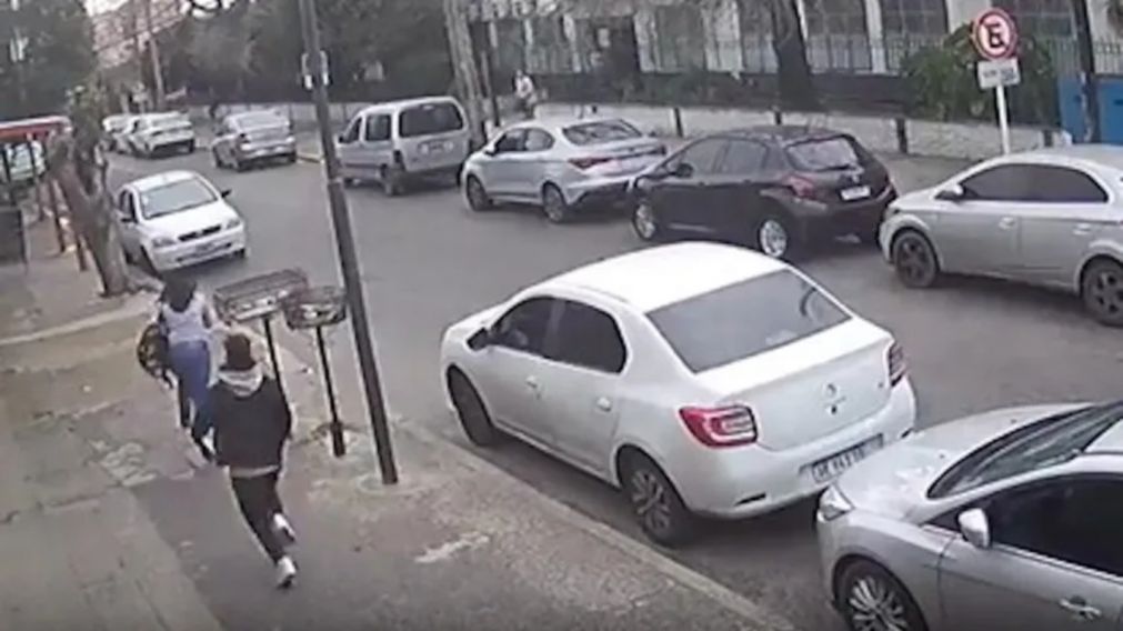 Una docente fue atacada brutalmente por dos motochorros en la puerta de un colegio (Imagen captura v�deo).