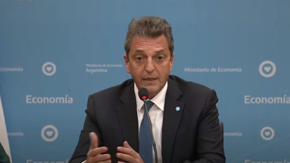 Sergio Massa anunció que los precios de los combustibles quedarán congelados.
