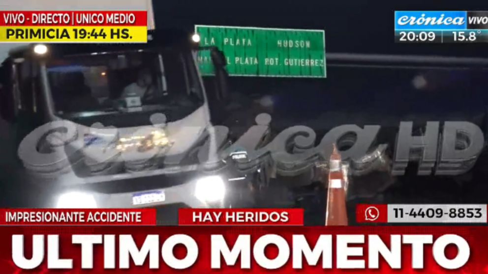 Impactante choque de dos colectivos y un camión en la autopista Buenos Aires-La Plata.
