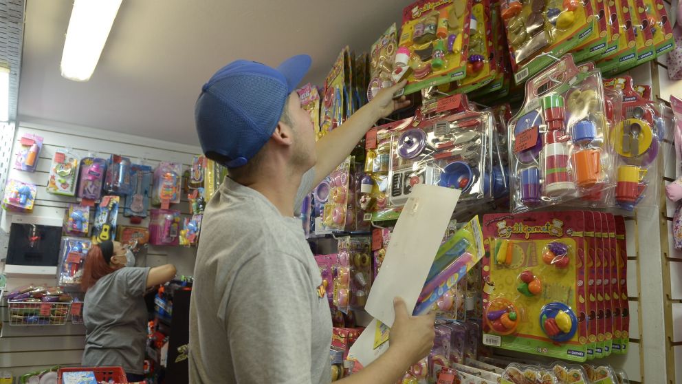 Comerciantes barriales consultados por este medio, aseguraron que �la gente recorre y pregunta, pero espera a comprar a �ltimo momento� (Foto Fernando P�rez Re).