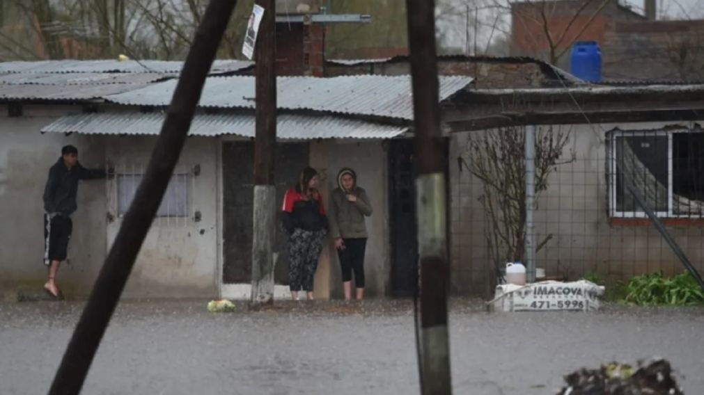 El agua subió un metro y muchas personas tuvieron que abandonar sus hogares casi con lo puesto.