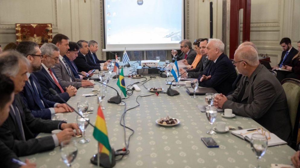 Así fue la reunión de trabajo con representantes de los países signatarios del acuerdo de transporte fluvial por la hidrovía Paraguay-Paraná.