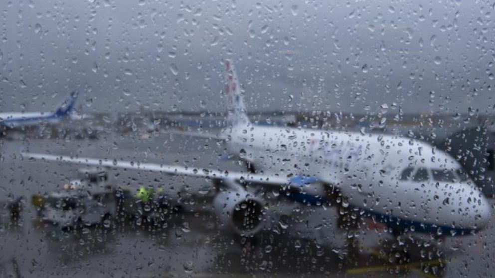 En ambos aeropuertos se declaró la “alerta roja” por la presencia de actividad eléctrica.