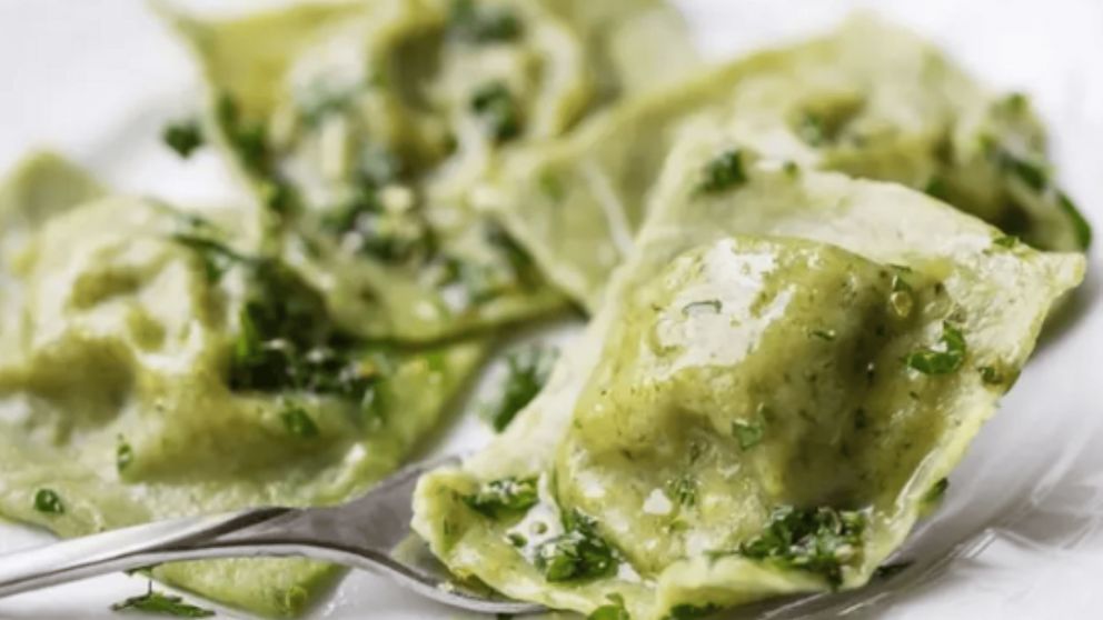 Receta: ¿Cómo hacer raviolis rellenos de pollo y espinaca?