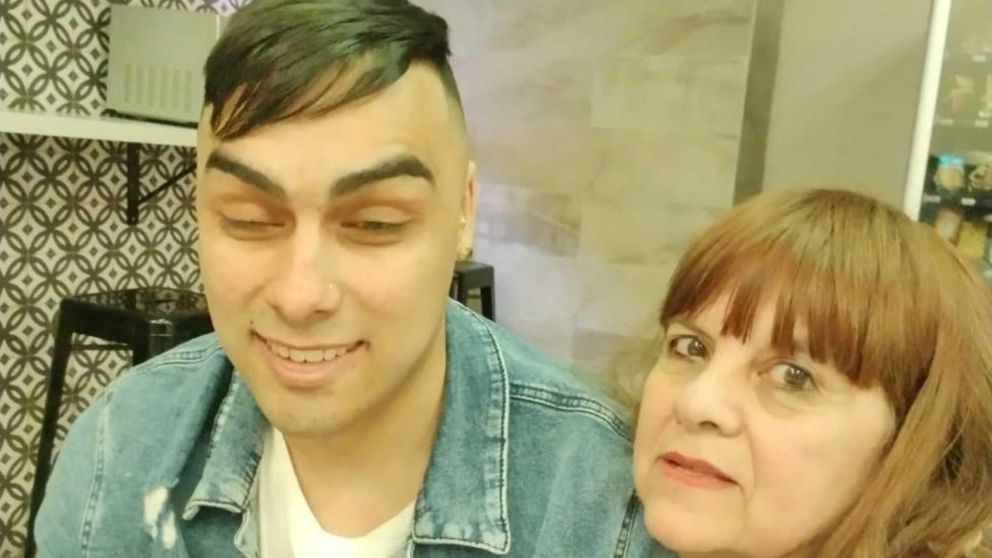 Juan Silva, junto a su mamá, Marta Cafferata.