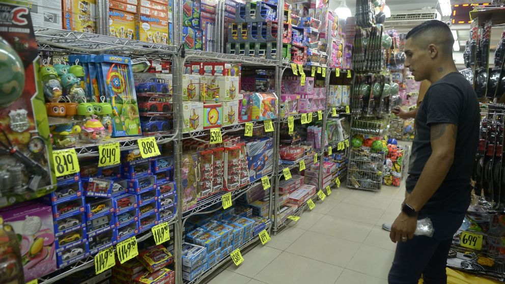 Los comercios lanzaron descuentos atractivos para fomentar el consumo, tras una Navidad con caída en las ventas y remanentes del stock (Crónica/Fernando Pérez Re)