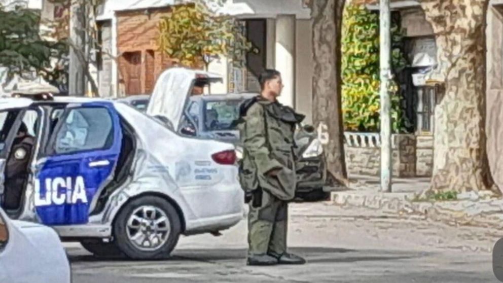 Los especialistas en explosivos se llevaron la granada que el hombre amenazaba con detonar.