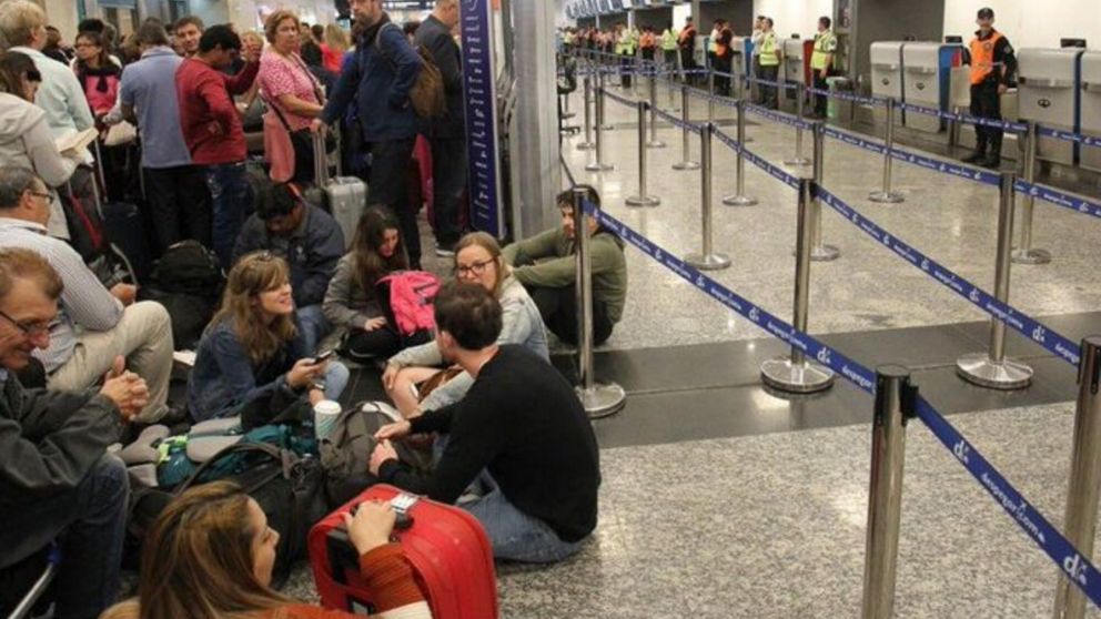 Hay cerca de 10 mil pasajeros afectados por las demoras y cancelaciones de los vuelos.
