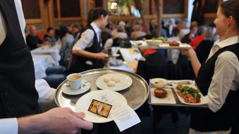 Fue a un restaurante, pidi� que le corten su tostado y le cobraron un ins�lito recargo en el ticket (Imagen ilustrativa).