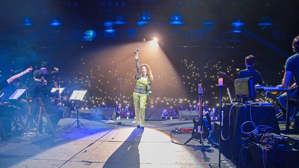 Patricia Sosa junto a la Orquesta AA 2000.
