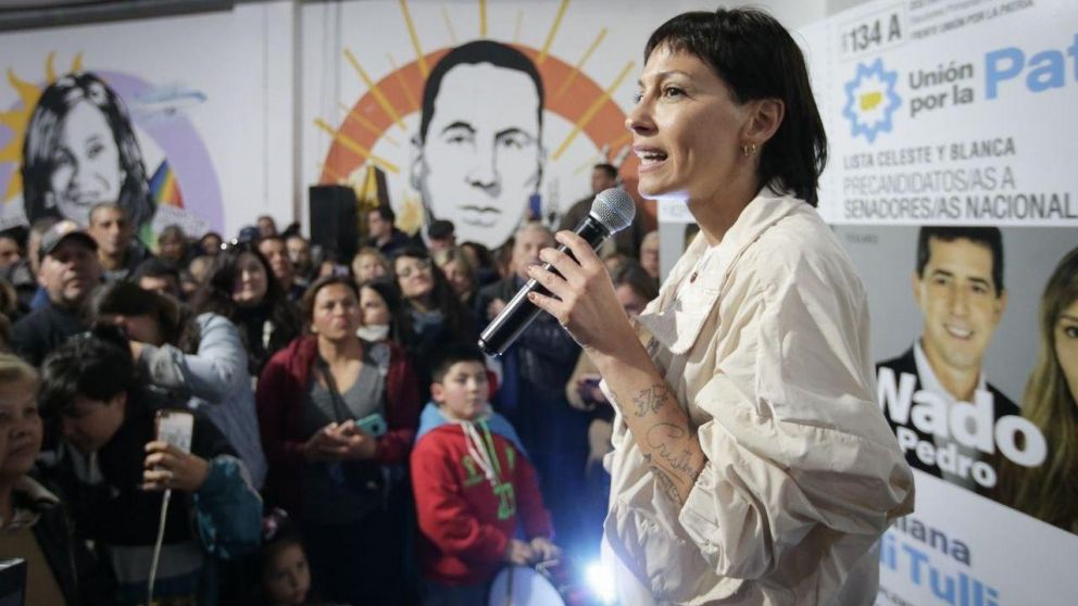 La intendenta de Quilmes, Mayra Mendoza, festejó el contundente triunfo obtenido en las PASO.