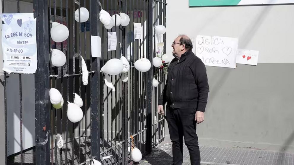 Trasladaron las mesas de la escuela a la que asistía Morena (Martin Lucesole).