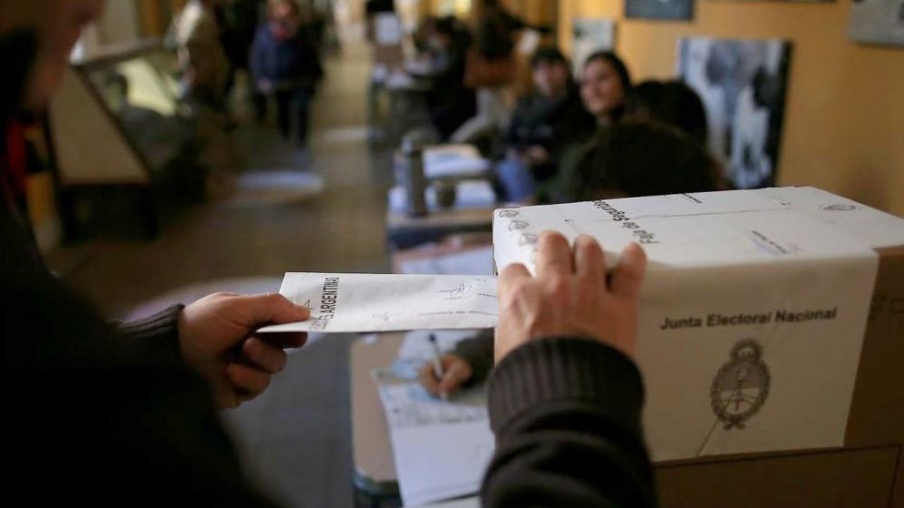 Cuántos votos tienen que sacar los partidos políticos en las PASO 2023 para llegar a la elección general.