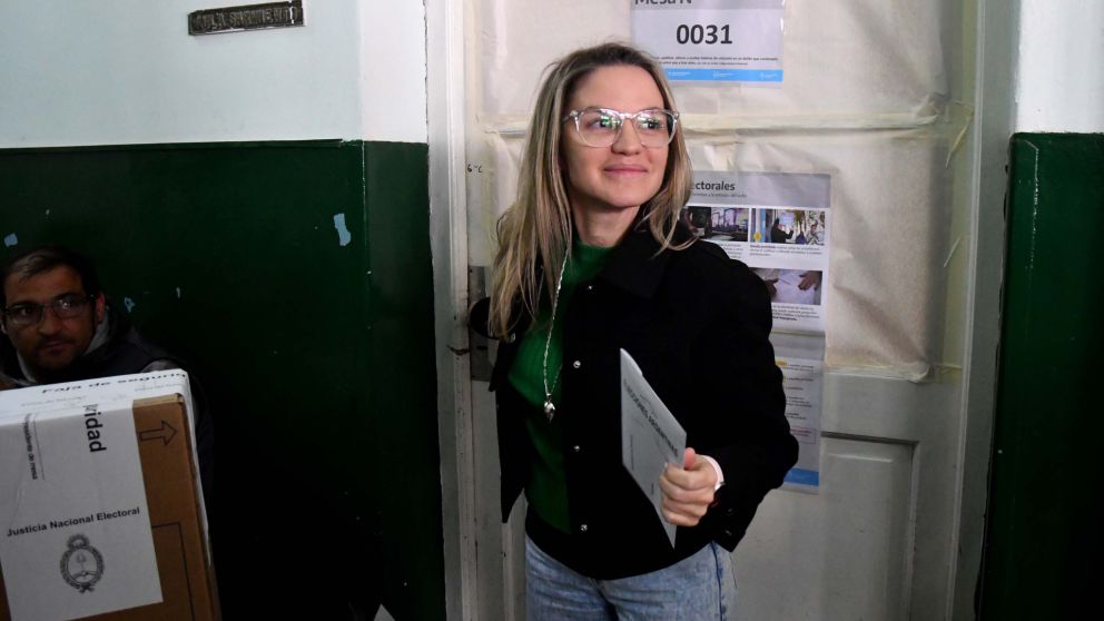 Carolina Píparo votó en la Escuela N°10 de La Plata.
