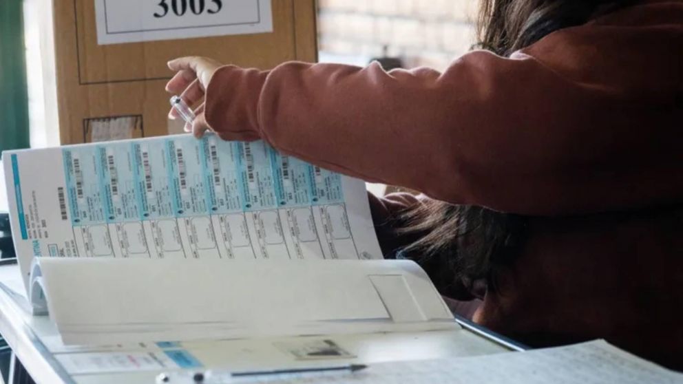 Una jueza federal ordenó prolongar el horario hasta las 19.30 por las demoras.