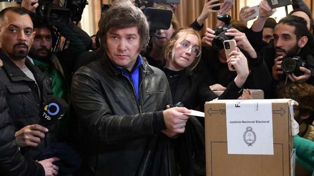Javier Milei emitió su voto poco antes de las 14 y estuvo acompañado por su hermana Karina y decenas de militantes liberales (Gentileza: Télam).