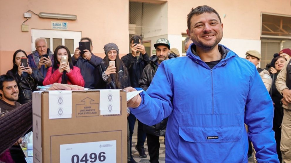 Juan Grabois votó en la Escuela N°4 "Cnel de Marina T. Espora".