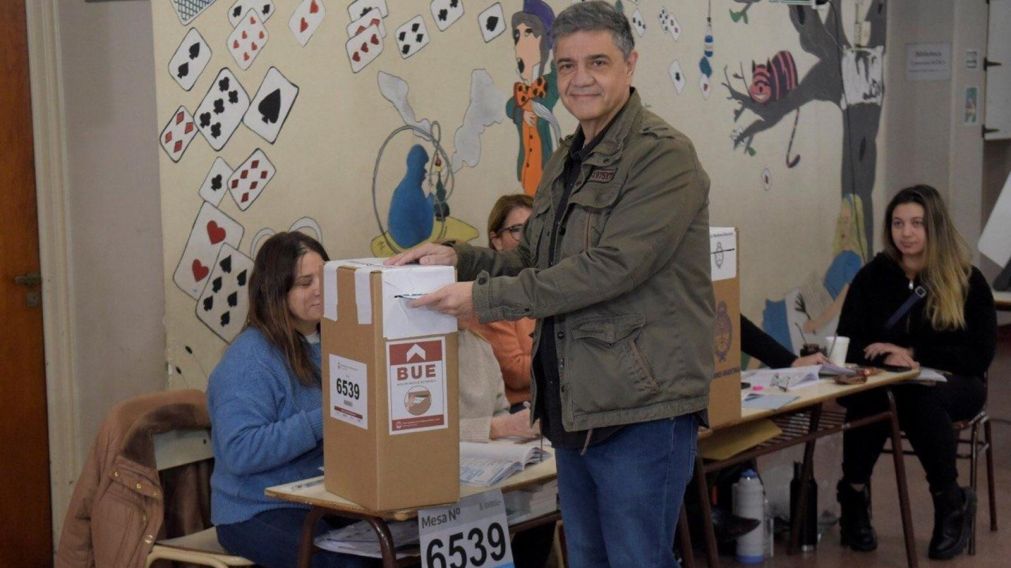Jorge Macri, precandidato a jefe de Gobierno porte�o, vot� en una escuela de Recoleta.