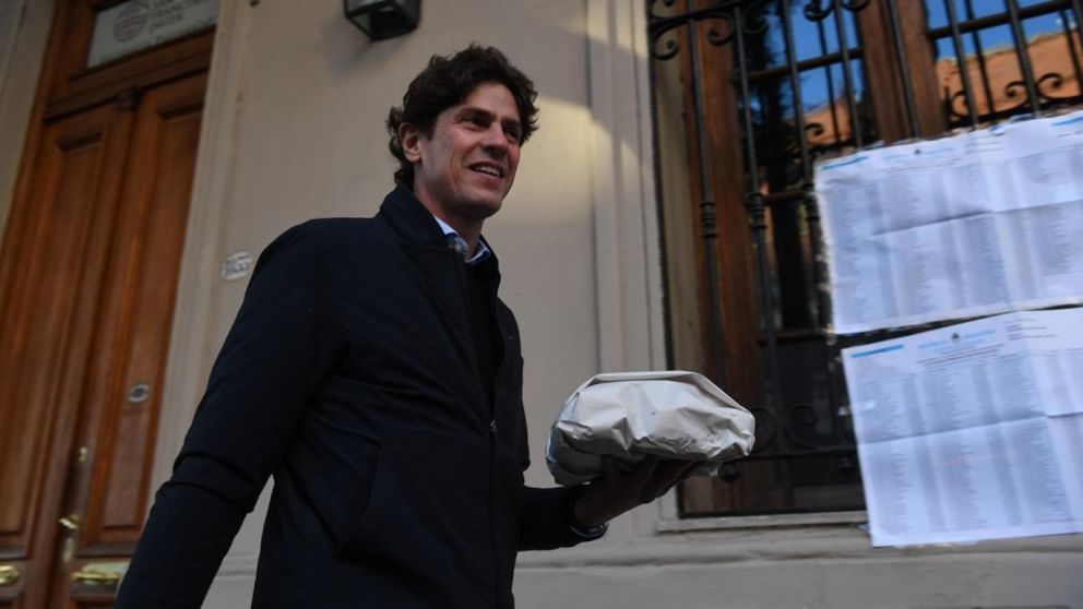 Martín Lousteau llegó con medialunas a la escuela de Palermo en la que le tocó votar (Gentileza Télam).