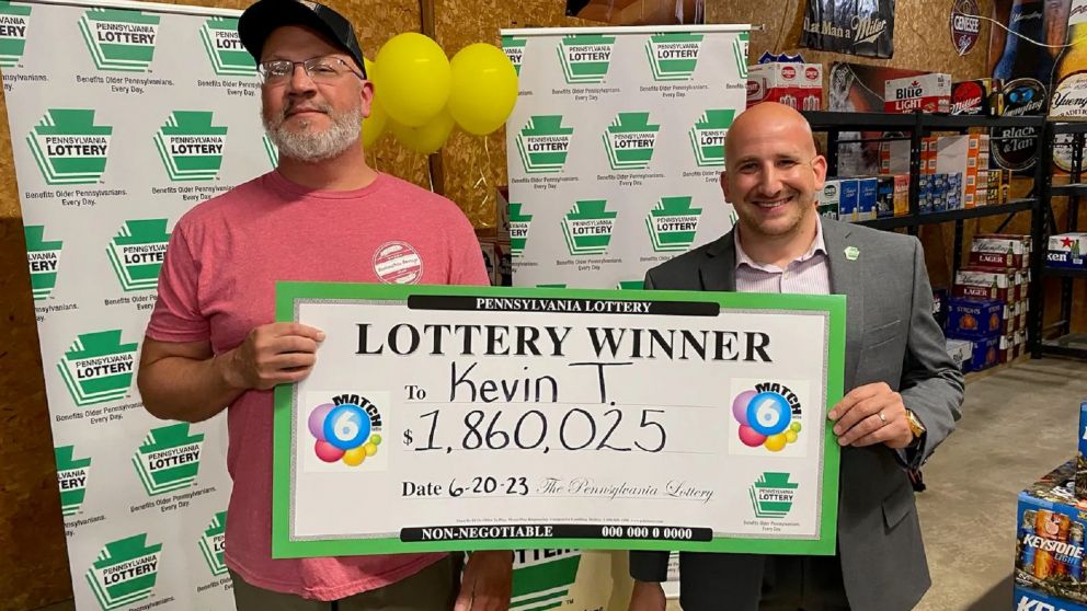 El suertudo ganador posando con el cheque de lotería casi 2 millones de dólares (Erie Times-News).
