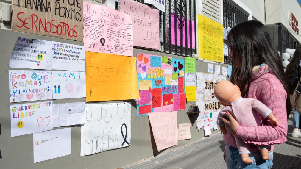 Se hizo una abrazo simbólico a la escuela que iba Morena. Foto Télam.