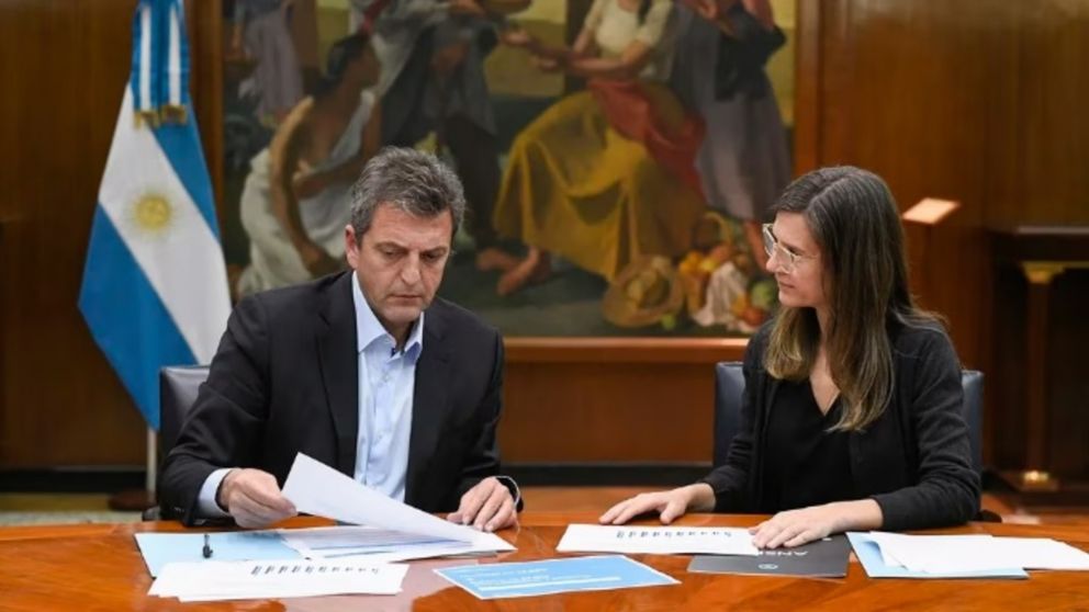 Sergio Massa se reúne con Fernanda Raverta y la Anses informará el aumento de septiembre para los jubilados esta tarde.