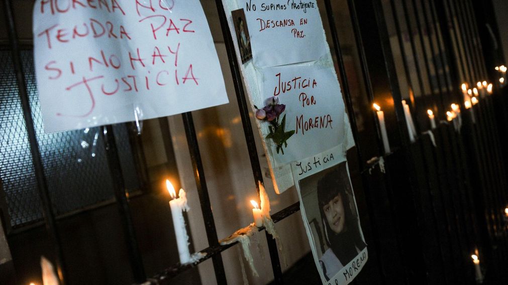 Se colocaron carteles y velas en la escuela en reclamo de justicia. Foto T�lam