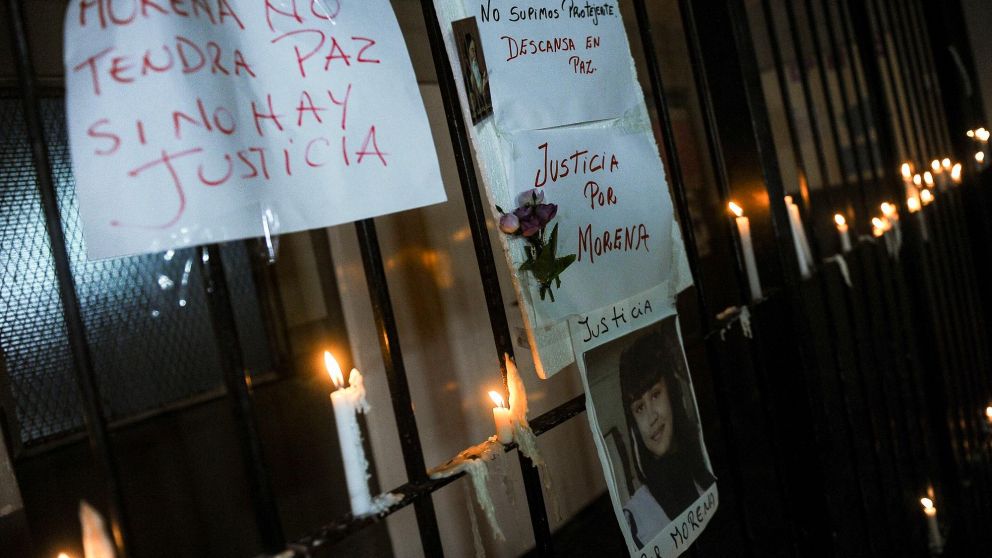 Se colocaron carteles y velas en la escuela en reclamo de justicia. Foto Télam