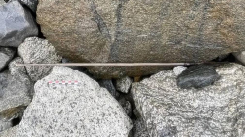 La flecha está construida con una extraña aleación de aluminio (Twitter).