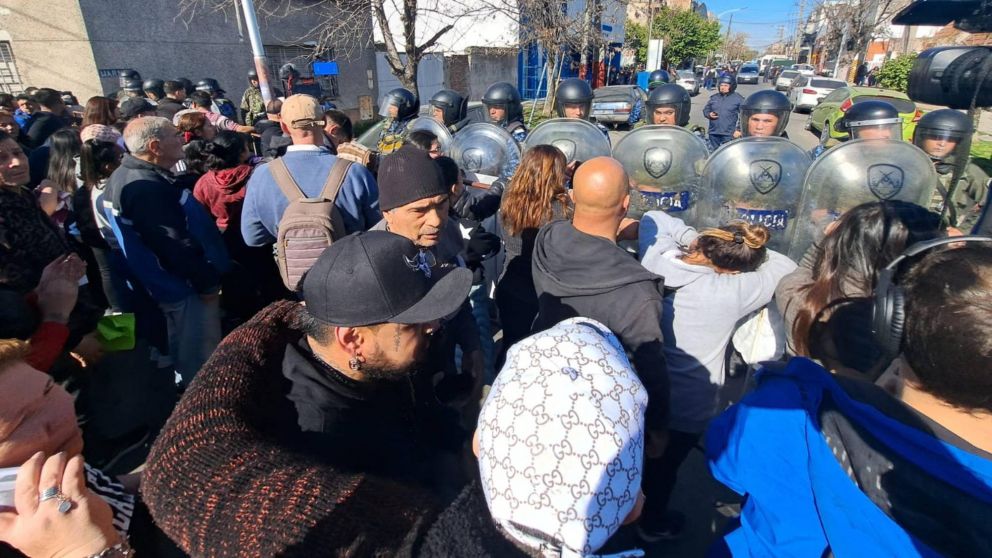 ¡Máxima tensión! Vecinos se autoconvocaron en la comisaría tras el crimen de Morena. (Crónica/Fernando Pérez Re)