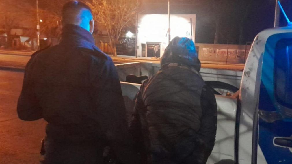 El sujeto que fue arrestado por los efectivos policiales tras la persecución.