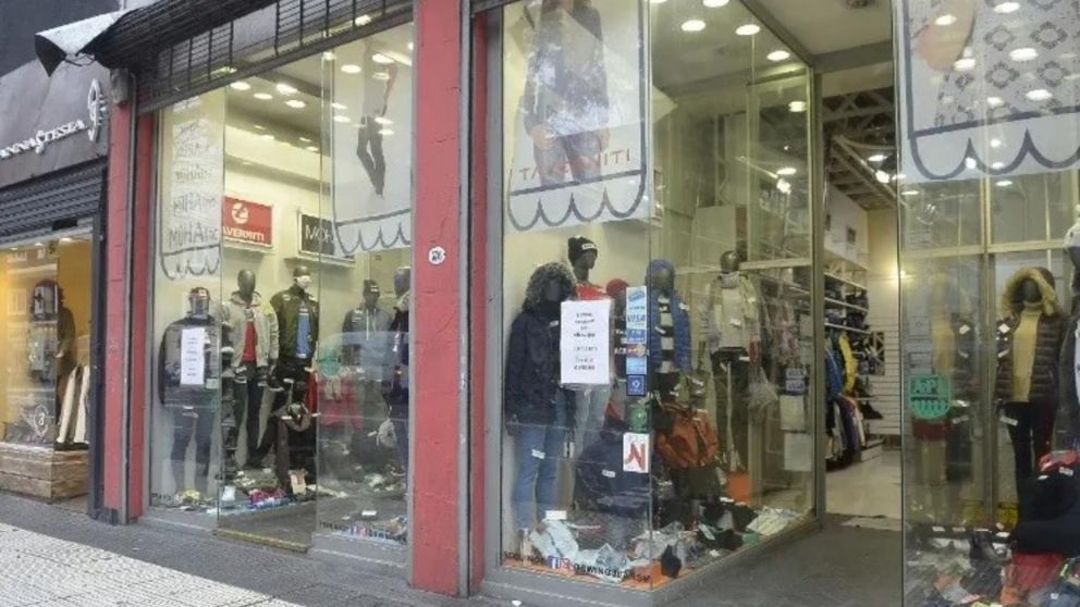 En CABA, los negocios tradicionales venden menos pero crecieron las ventas de los manteros (Fernando Pérez Re / Crónica).