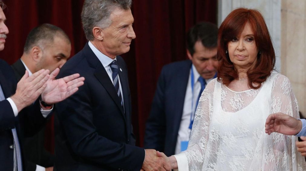 El saludo entre el saliente presidente Mauricio Macri y la entrante vicepresidenta Cristina Kirchner en diciembre de 2019 (Archivo).