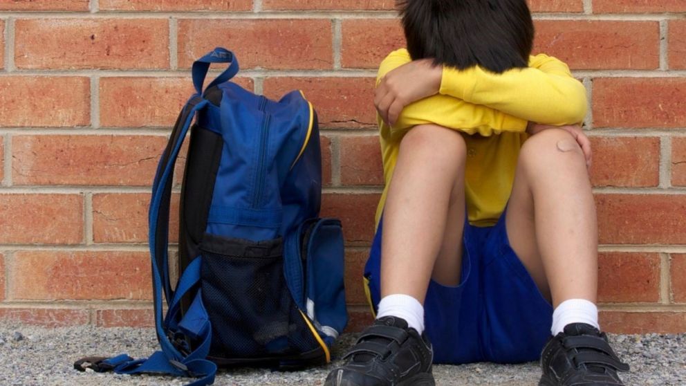 Un nene de 11 años ya no quiere ir a la escuela porque le pegan todos los días.