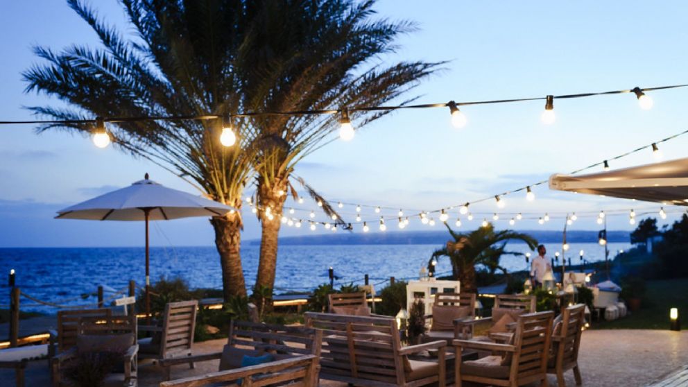 Lleg� tarde a un restaurante, se quej� de que no la atendieron y el due�o le dio una tajante respuesta: "merecemos descansar"