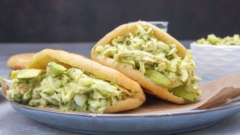 El relleno de estas arepas consta de pollo y guacamole.