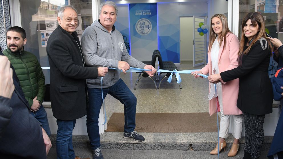 El secretario general del Sindicato de Trabajadores Municipales de Tres de Febrero, Ariel Collia; la subdirectora médica de la Red Basa, Andrea Falugi, y la directora del CETET, Florencia Ussia, cortan la cinta del nuevo centro. (Rubén Paredes/Crónica).