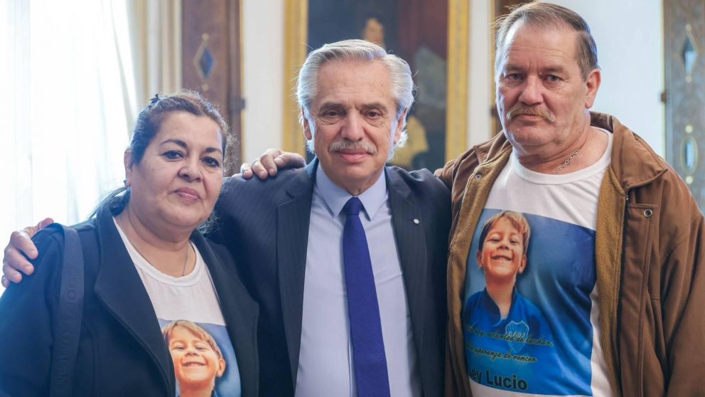 Alberto Fernández recibió al abuelo de Lucio Dupuy en la Casa Rosada.