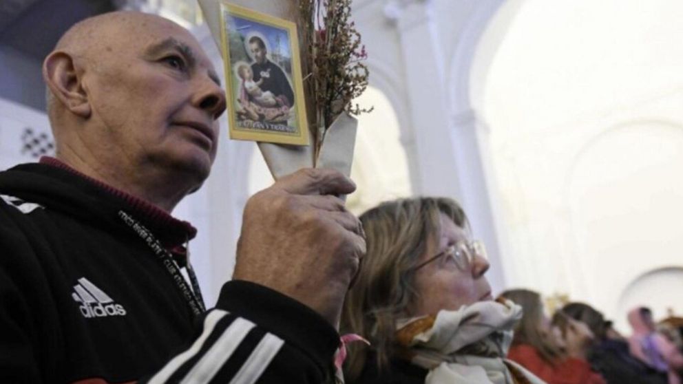 Miles de fieles visitan en Liniers el Santuario de San Cayetano (Télam).