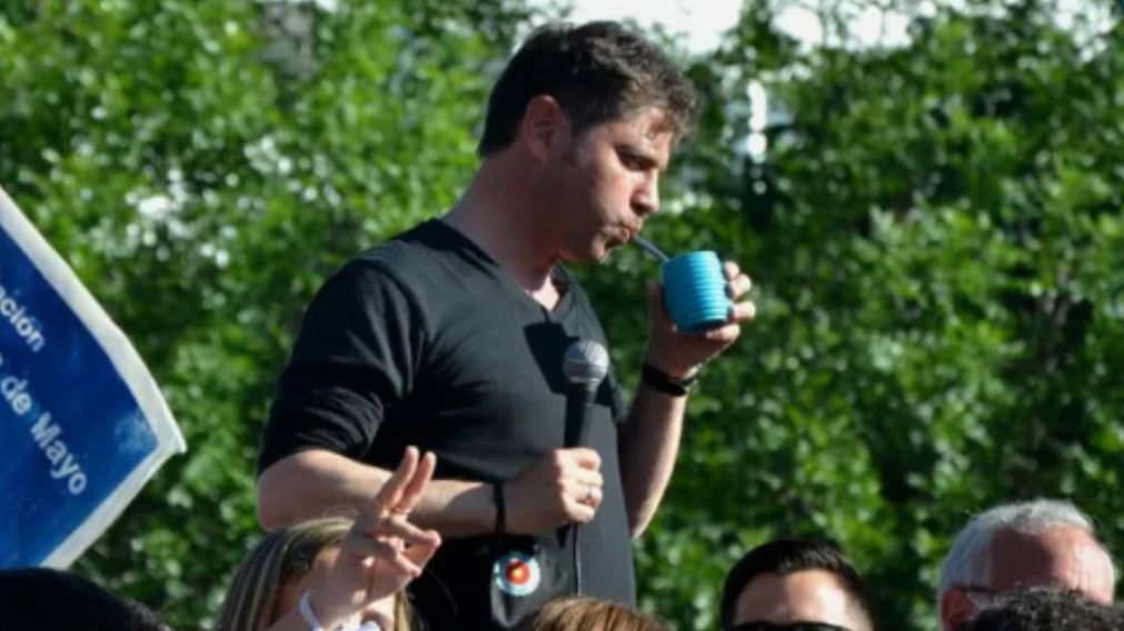 Kicillof compartiendo una mateada con vecinos.