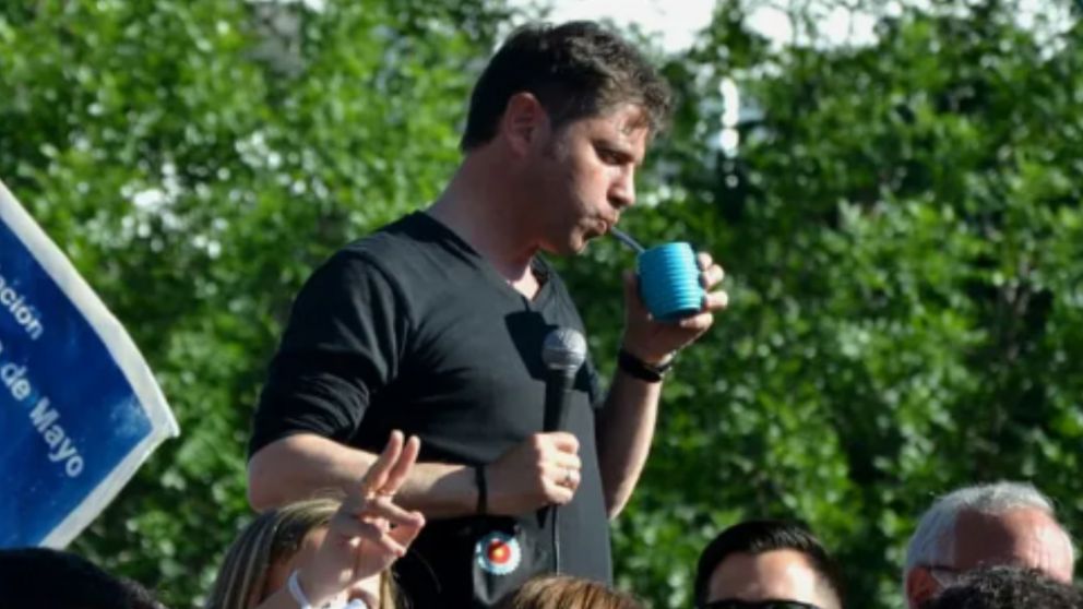 Kicillof compartiendo una mateada con vecinos.