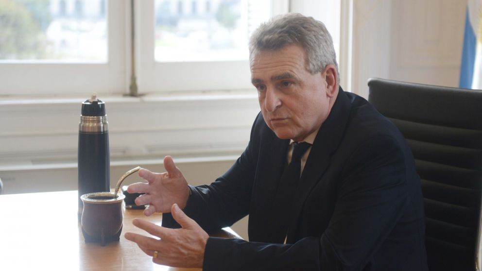 A una semana de las PASO, Agustín Rossi brindó una entrevista a Crónica.