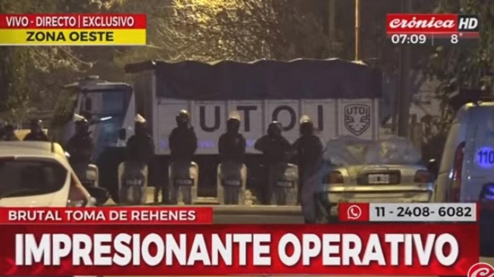 El ex polic�a armado estuvo atrincherado durante 12 horas en su casa (Cr�nica HD).