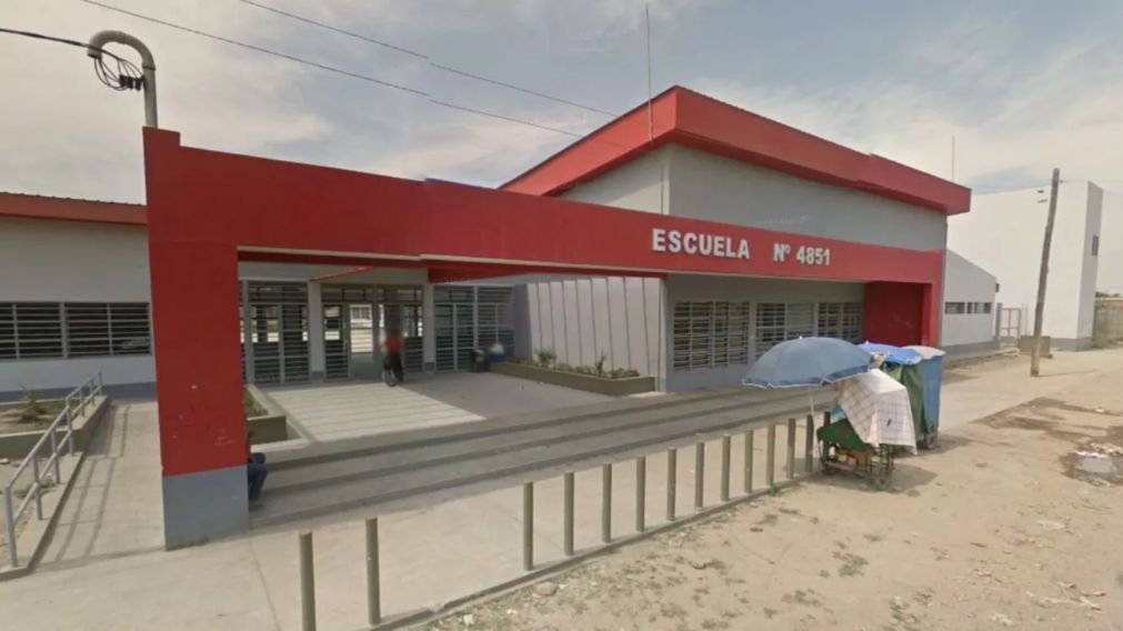 Un nene de 11 a�os salv� a su maestra de un robo al atacar a cintazos a un delincuente.
