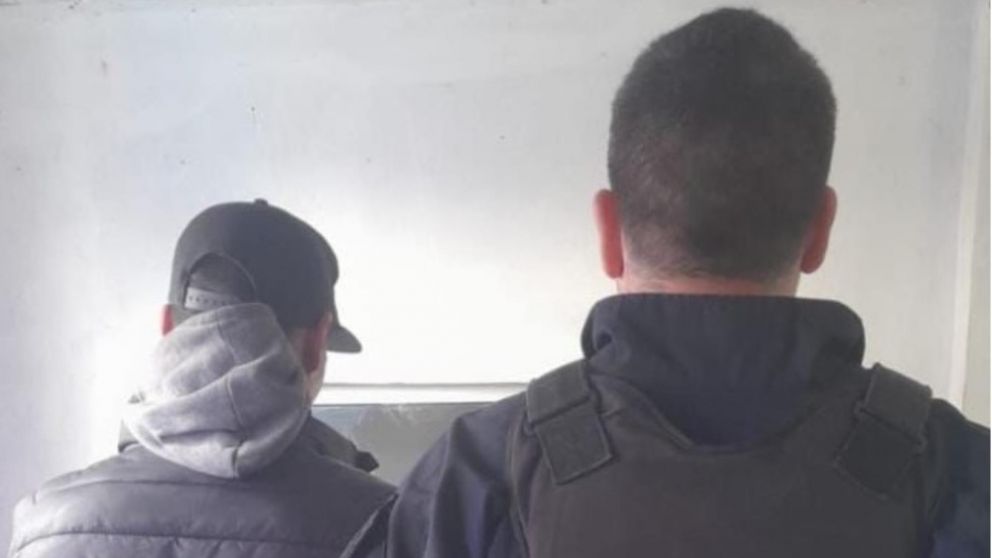 Este es el sujeto que fue capturado por los investigadores policiales.