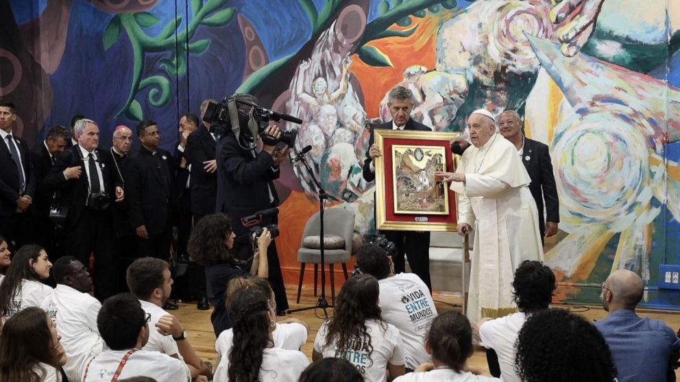 Francisco le dio la pincelada final al muro de Scholas.