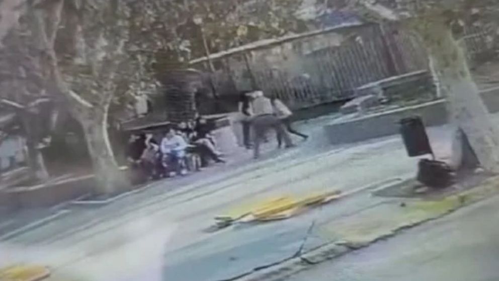 La violenta escena del ataque del jubilado armado con un cuchillo quedó filmada.