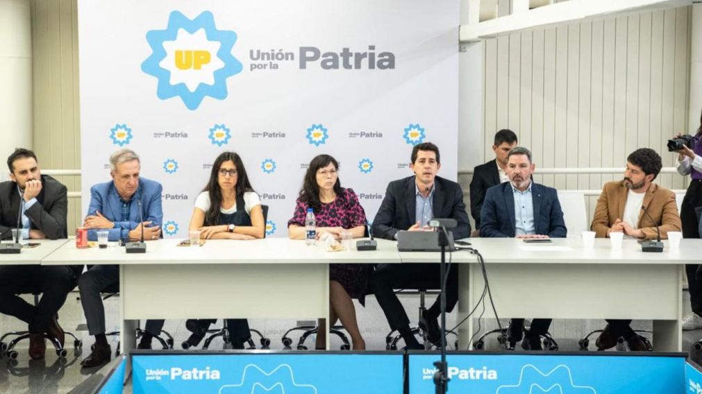 Wado de Pedro y Silvina Batakis encabezaron reunión en el búnker de Unión por la Patria.