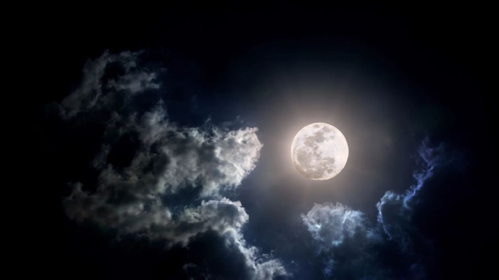 Baño de Luna Llena: ¿Cómo se hace, cuáles son sus beneficios y los rituales para mejorar nuestra energía?