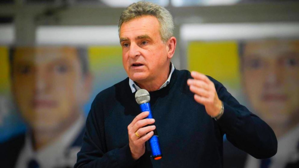 "Ha demostrado que puede llevar adelante el país, cosa que ninguno de los otros ha hecho", dijo Rossi.